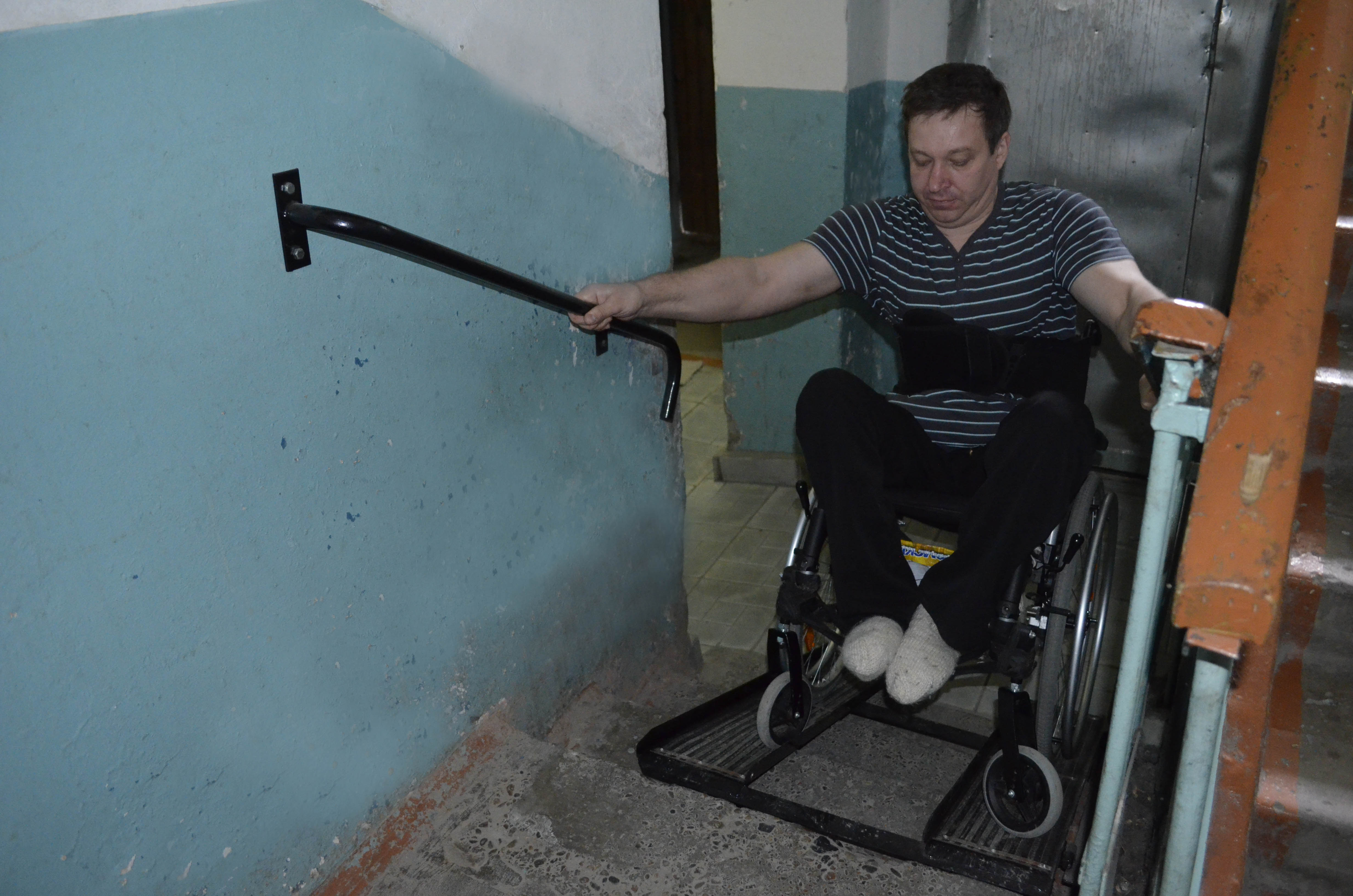 Должник инвалид. Пандус для инвалидов в подъезде. Приспособление для подъема по лестнице. Пандус для колясочников. Откидной пандус в подъезде для инвалидов.