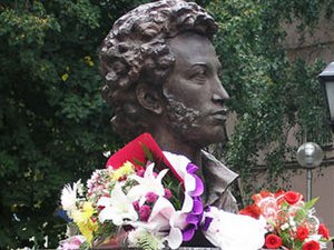 Скульптор Олег Кислицкий считает, что памятник Пушкину следует убрать от Дворца бракосочетаний