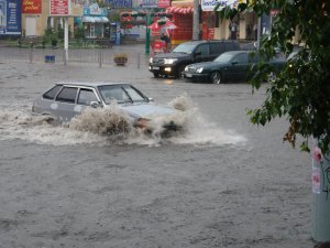 Сильный дождь затопил улицы города (фото, видео)