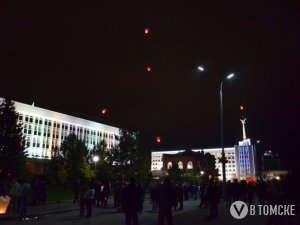 Томичи запустили сотни летающих фонариков в небо (фото)