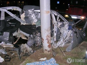 Пьяный водитель врезался в столб (фото)