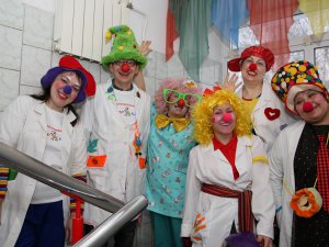 Больничные клоуны провели несколько акций совместно с известными томичами