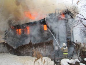На улице Татарской загорелся старинный деревянный дом (фото)