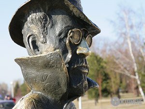 Создатель памятника Чехову уверен, что скульптуру не перенесут