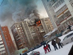 Пожар в девятиэтажке тушат 38 сотрудников МЧС (фото)