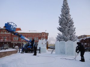 В Ленинском районе устанавливают елки и строят ледовые городки (фото)