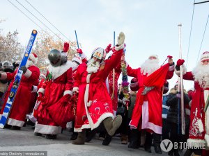 Деды Морозы в ходе парада сделали зарядку и пробежали стометровку (фото)