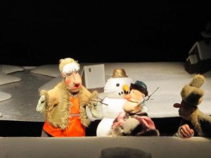 Куклы «Скомороха» споют для зрителей оперу в частушках