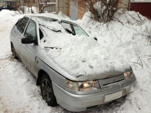 От схода снега пострадали несколько машин на Усова