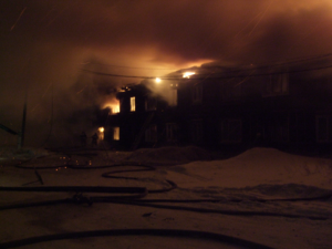 Из горящего дома на Кедровой, 36а, эвакуировали свыше 60 человек