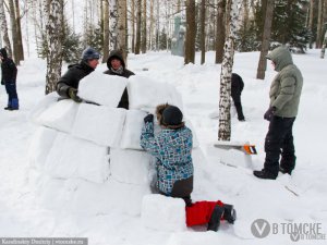 Школьники соорудили в Лагерном саду снежную деревню (фото)