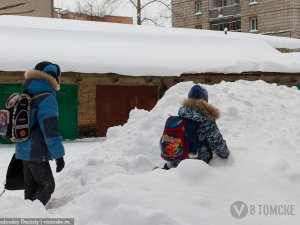 Высота сугробов в Томске достигла максимальной отметки за зиму