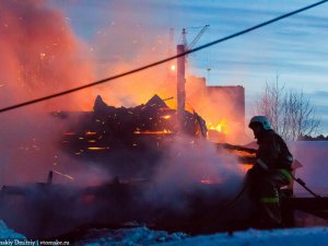 В горящем доме на улице Угольный поселок взорвался газовый баллон (фото)