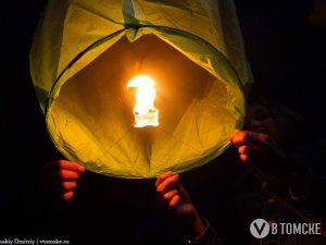 МЧС попросило горожан не запускать небесные фонарики 9 мая