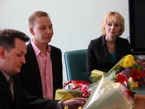Замгубернатора вручил медикам и томичам, спасавшим ребенка при взрыве на Сибирской, 33, цветы и благодарности