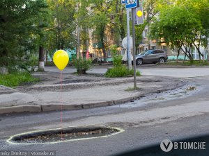Над дорожными ямами появились воздушные шарики (фото)