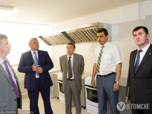 Губернатор и три его заместителя посетили новое общежитие ТГУ (фото)