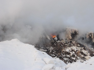 Дым в Томск приносит от горящей свалки бытовых отходов (фото)