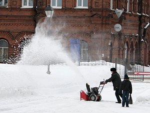 Победить снег коммунальщикам удастся лишь к понедельнику